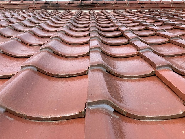 瓦がシーリングで連結されている